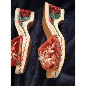 VINTAGE UNWORN 1940'S 1950'S HANDCARVED VELVET WOOD FLORAL CLOGS SLIDES
